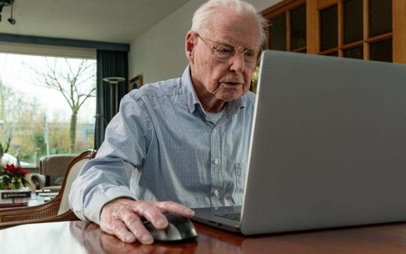 Oude man gebruikt laptop 