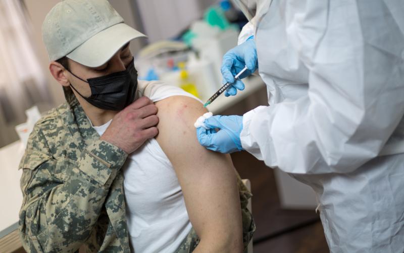 Militair wordt gevaccineerd tegen Covid-19