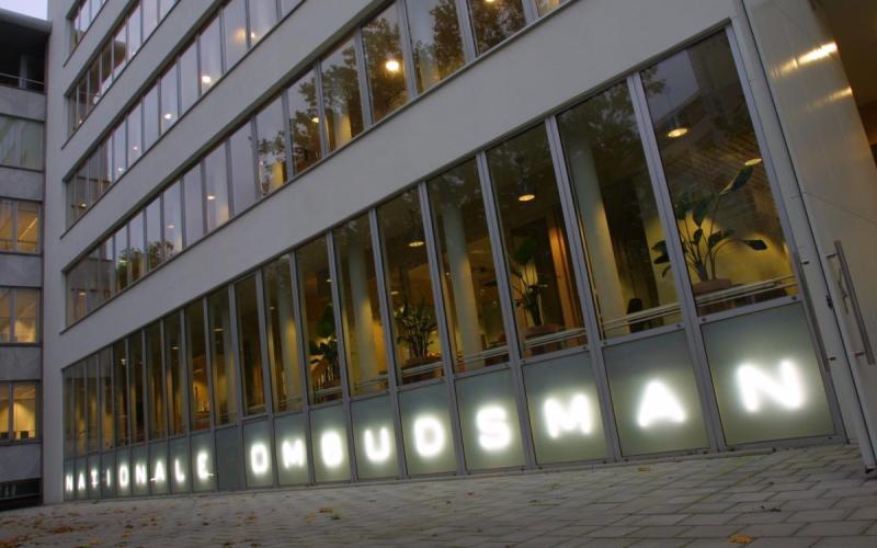 Het gebouw van de Nationale ombudsman met lichtgevende letters