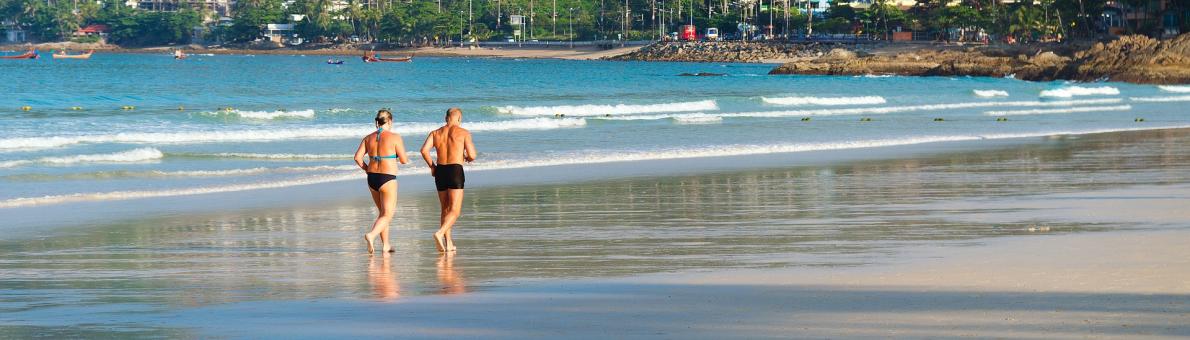 Man en vrouw rennen over strand
