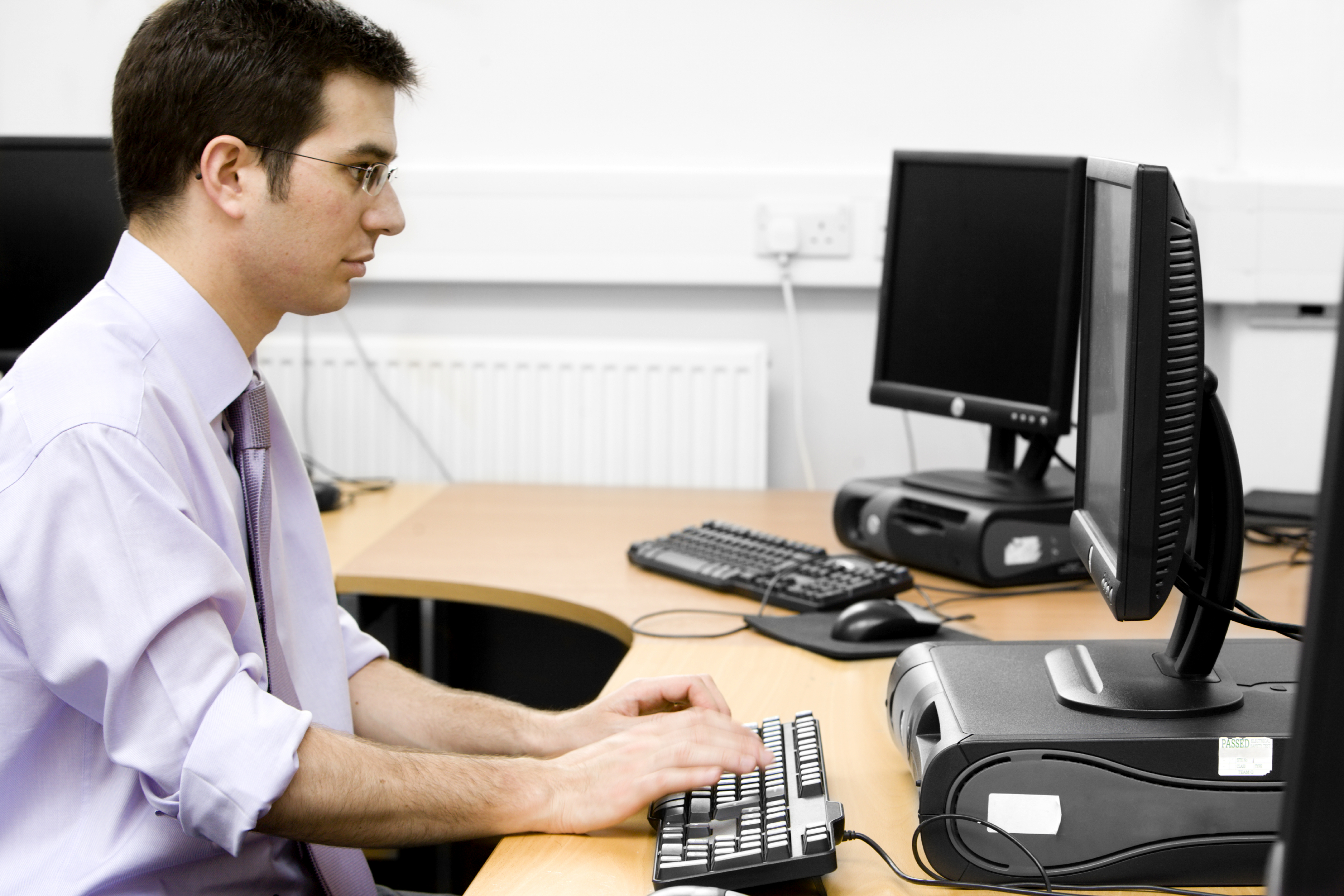 Man achter computer Man achter computer