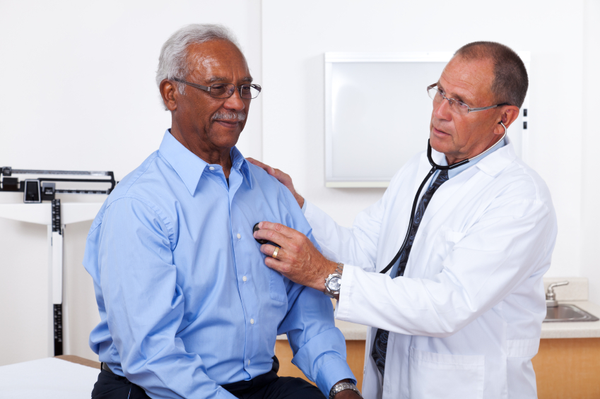 Foto van een man bij de dokter Foto van een man bij de dokter