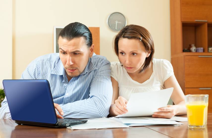 Man en vrouw met laptop aan tafel