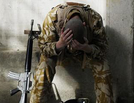 militair met zijn handen in het haar militair met zijn handen in het haar
