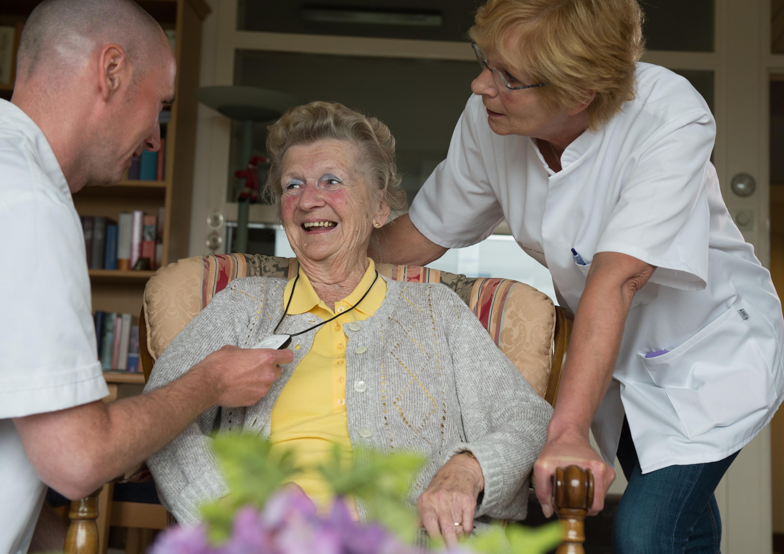 oudere dame met twee verzorgers