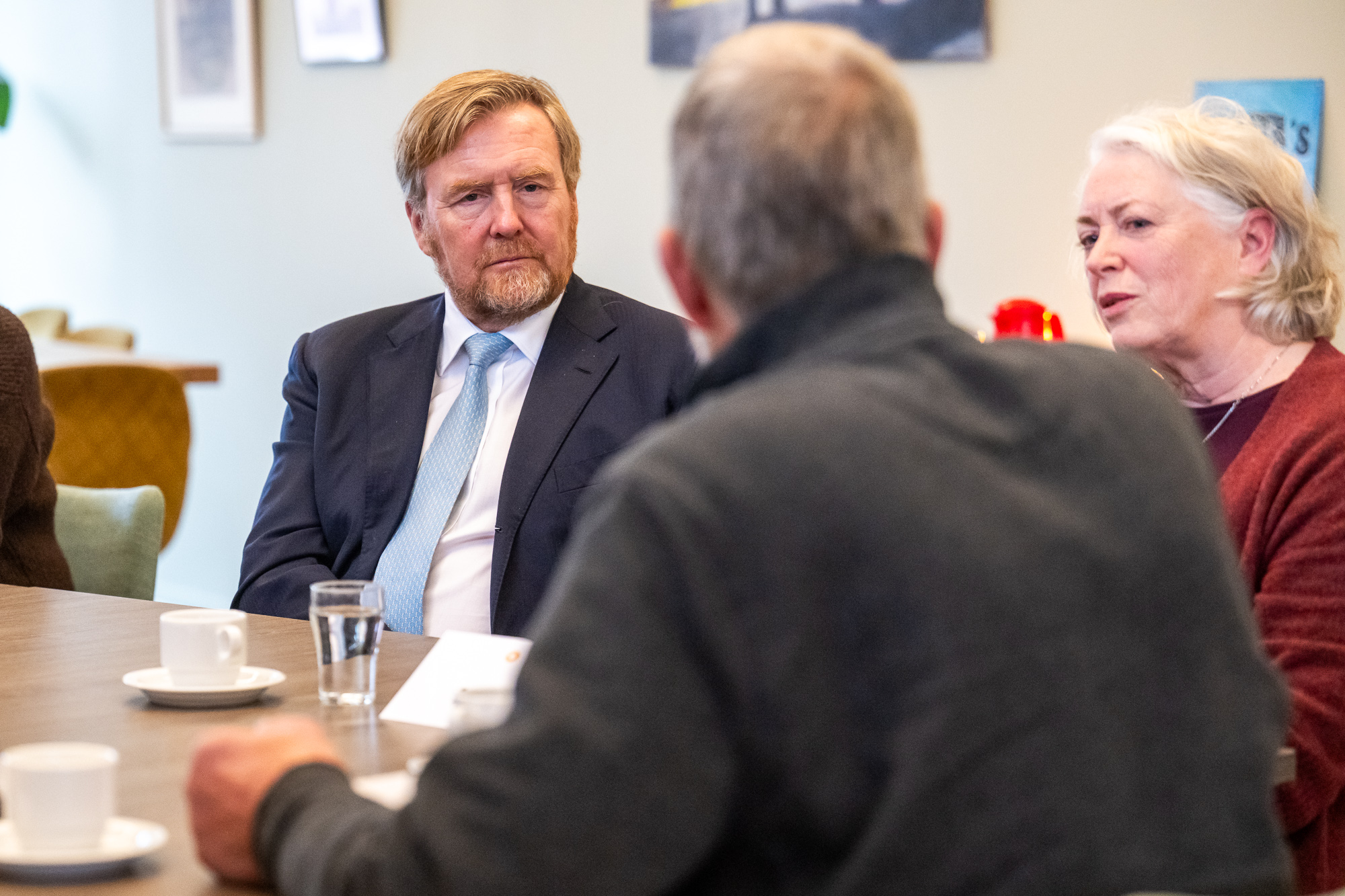 Koning Willem-Alexander in gesprek in Zeerijp