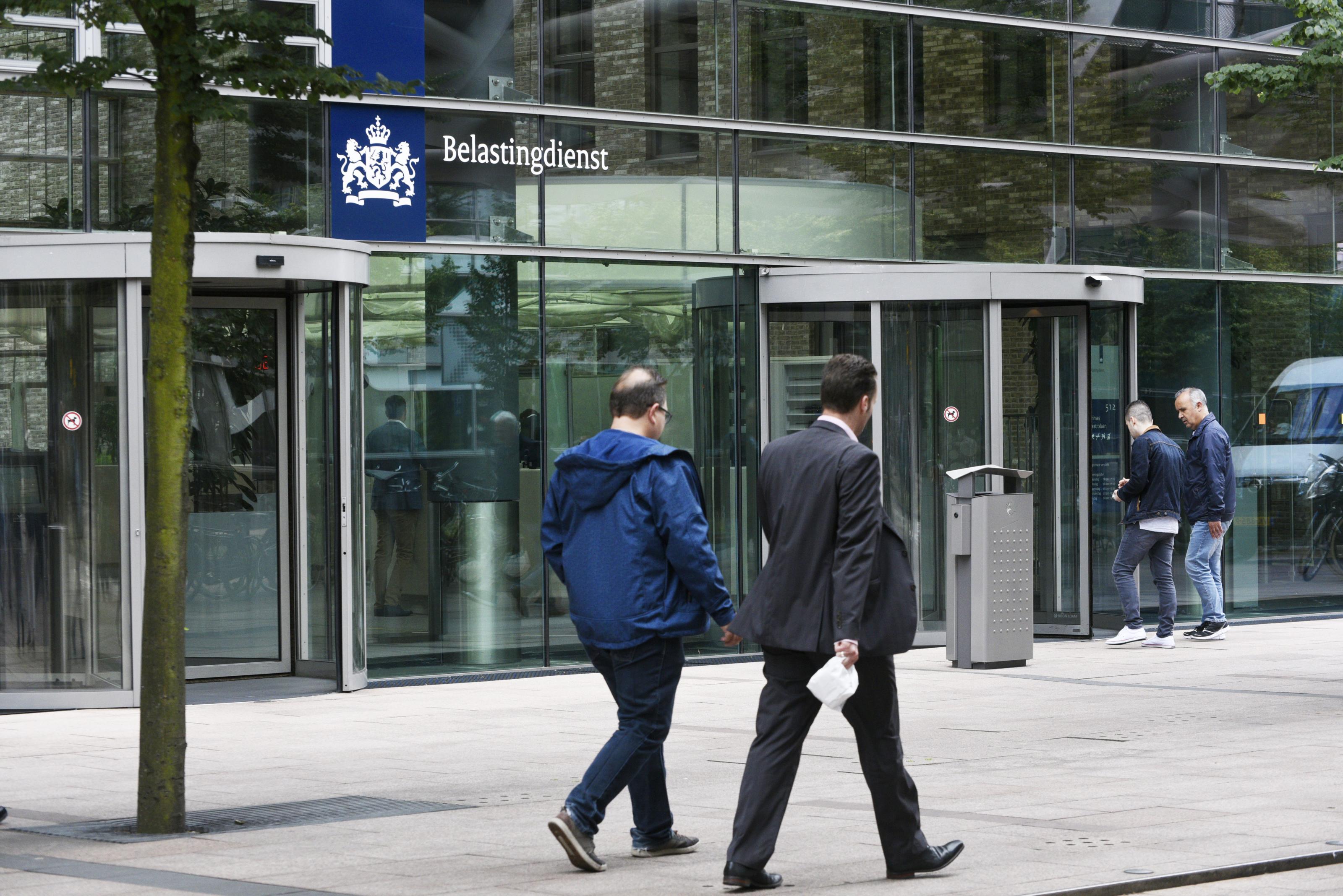 Belastingdienst kantoor met twee personen