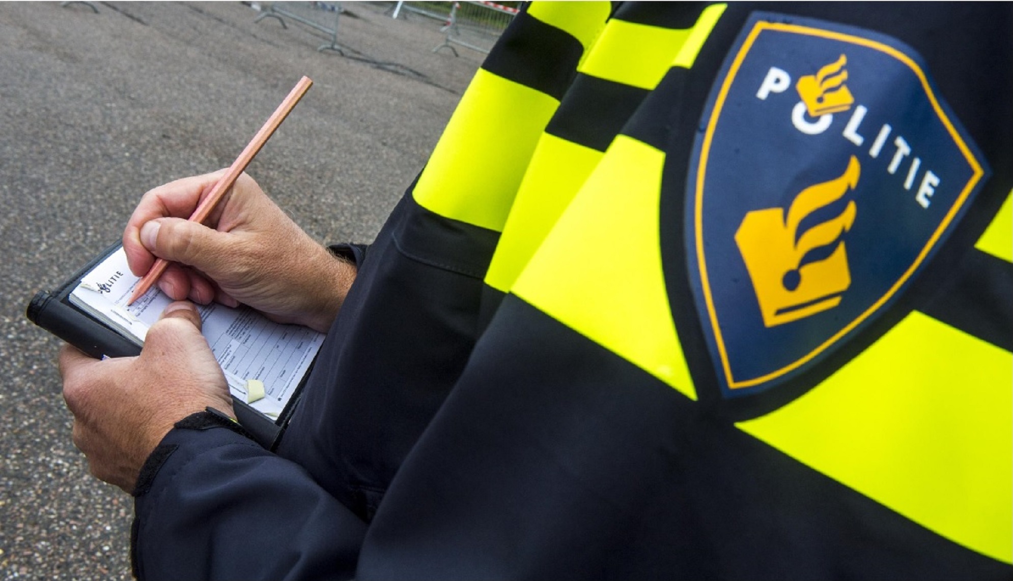 politieagent schrijft bekeuring uit