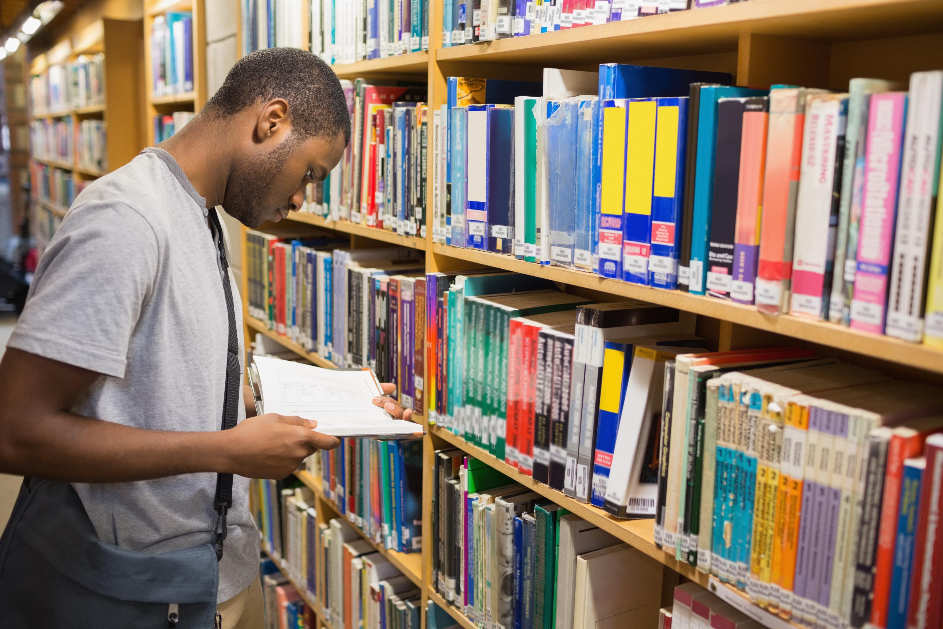 Foto van een student in de bibliotheek