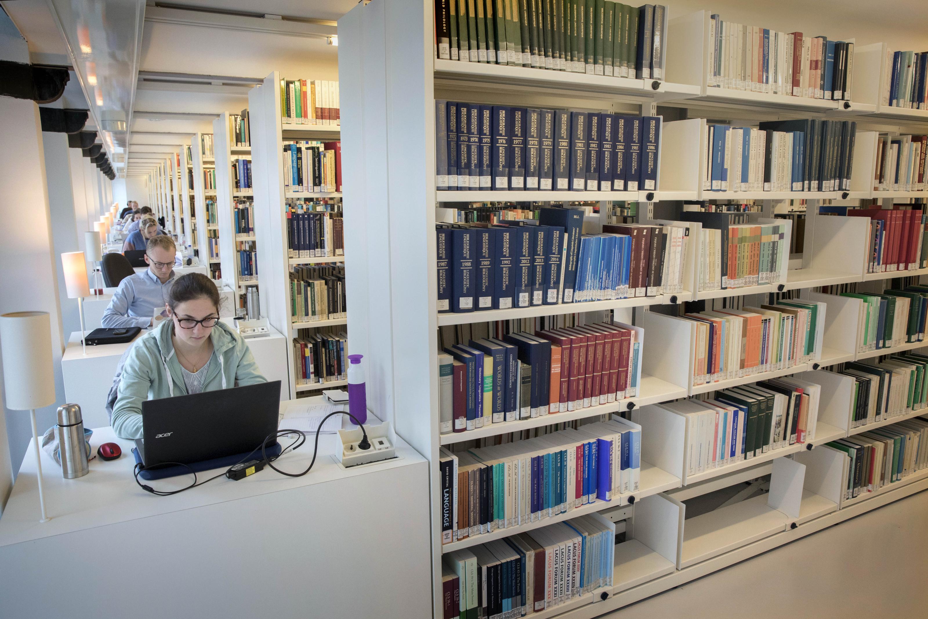 studenten in bibliotheek