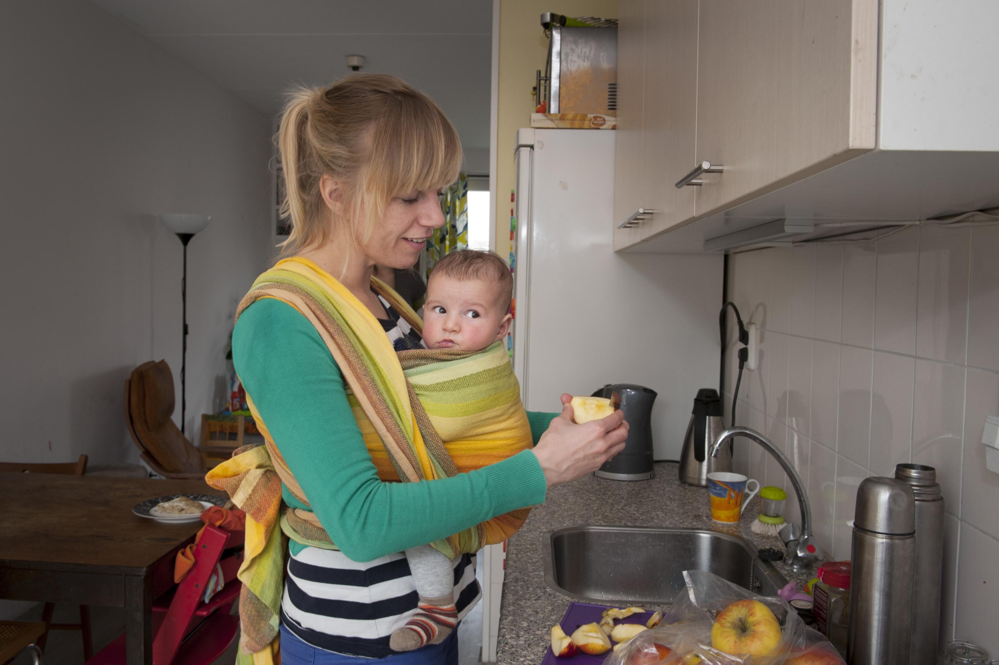 moeder met baby in keuken