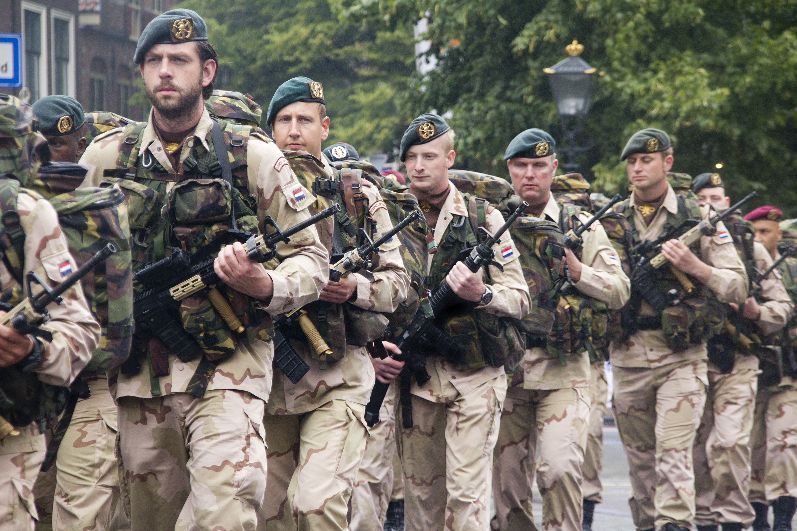 Foto van marcherende Nederlandse militairen