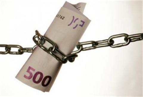 Foto van een briefje van 500 euro waar een ketting omheen zit