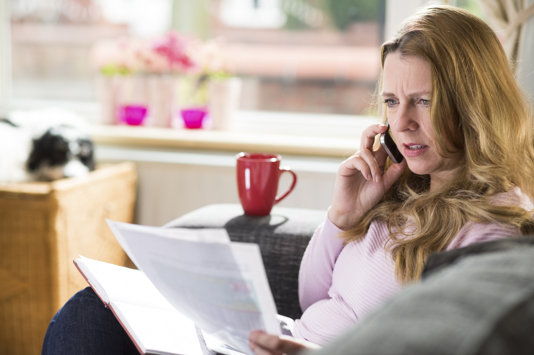 Vrouw aan de telefoon Vrouw aan de telefoon