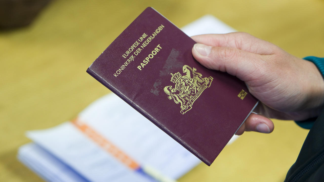 Foto van een Nederlands paspoort
