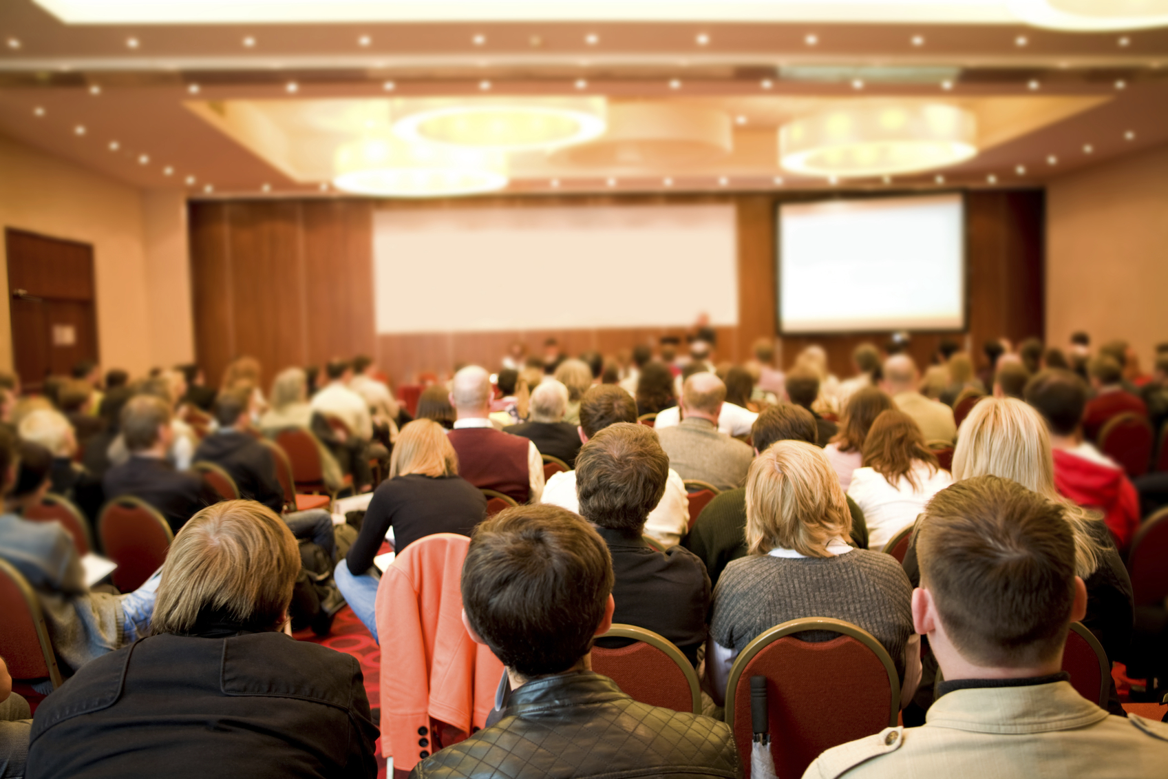 zittend publiek in zaal