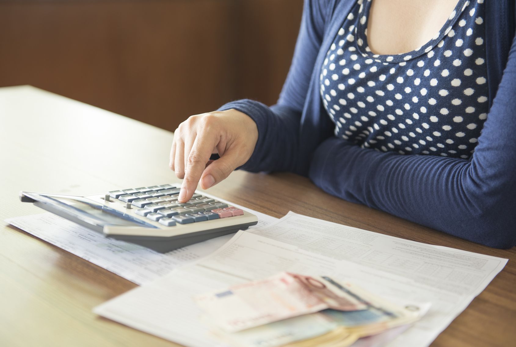 Vrouw met rekenmachine en geld Vrouw met rekenmachine en geld