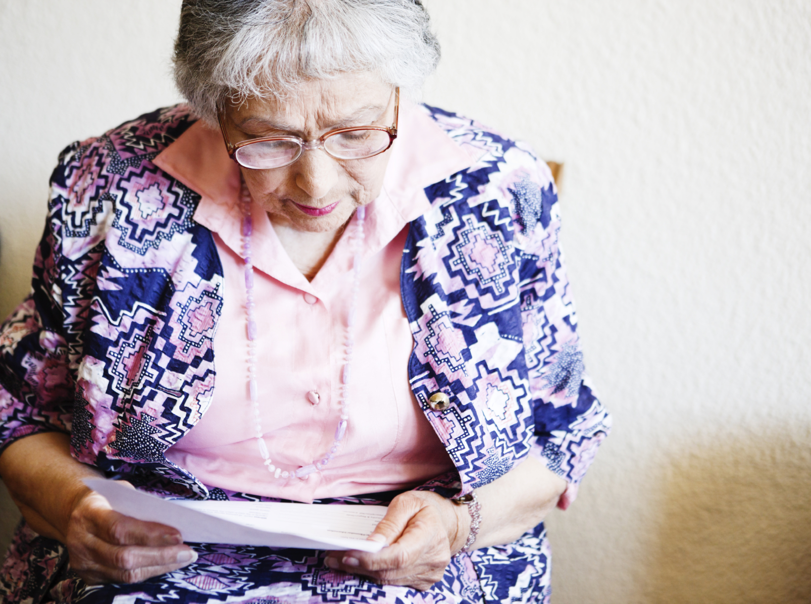 Vrouwe leest een brief Vrouw leest een brief