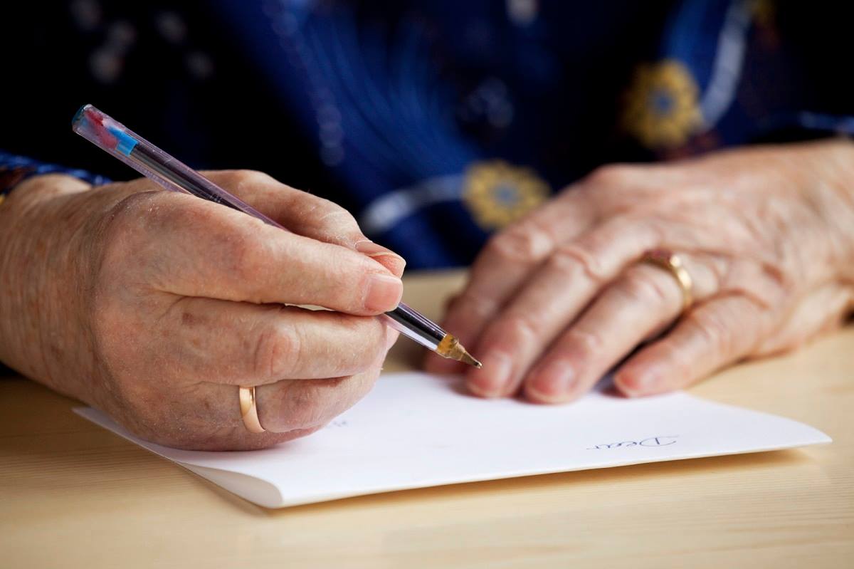 Vrouw schrijft een brief Vrouw schrijft een brief