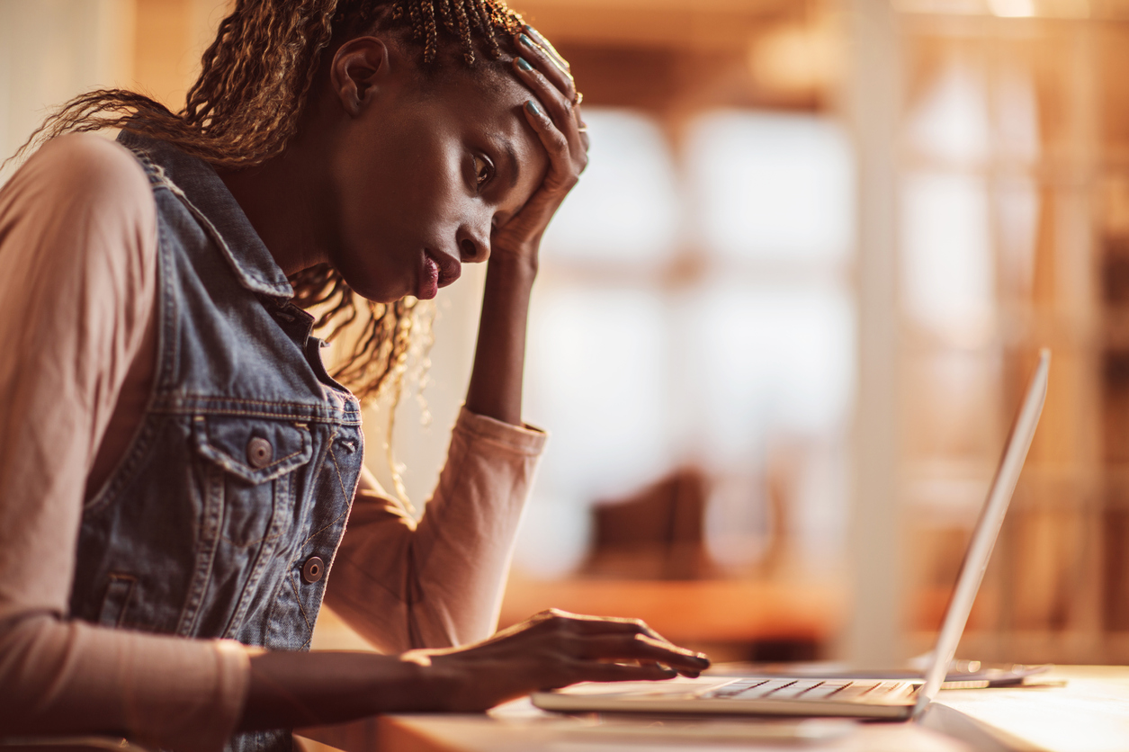 bezorgde vrouw kijkt naar laptop bezorgde vrouw kijkt naar laptop