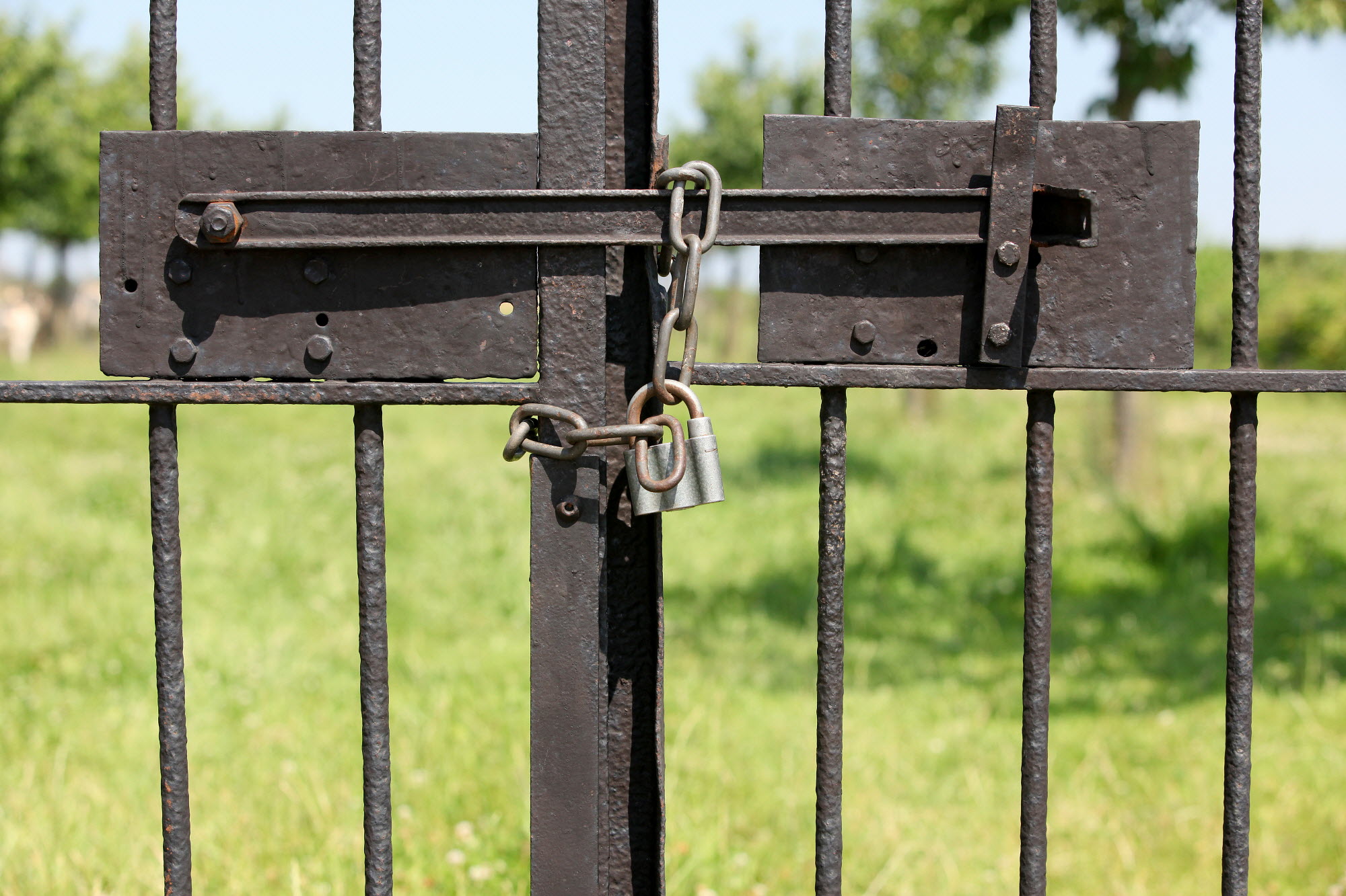Roestig hangslot om hek Roestig hangslot om hek