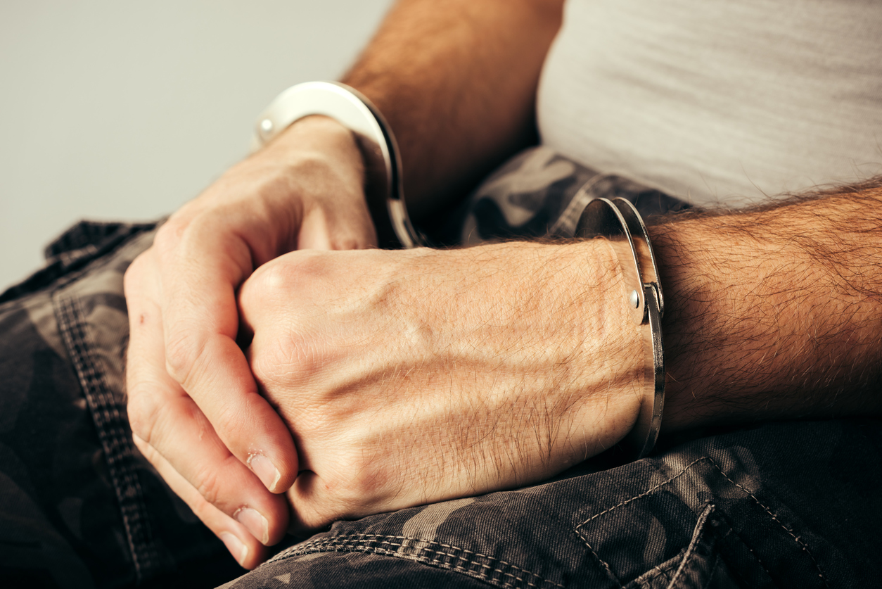 Man met handboeien Man met handboeien