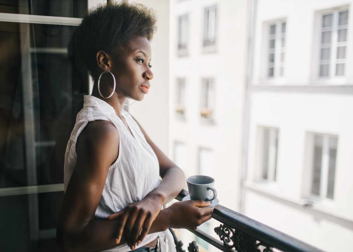 Vrouw op het balkon Vrouw op het balkon