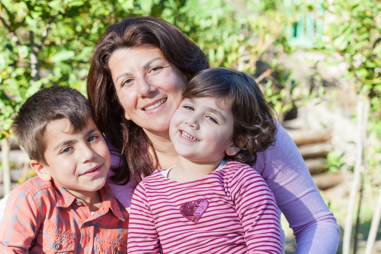 Vrouw met 2 jonge kinderen Vrouw met 2 jonge kinderen