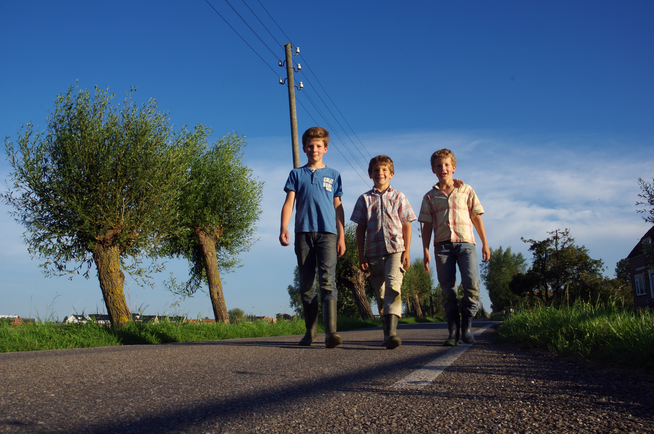 drie jongens wandelen