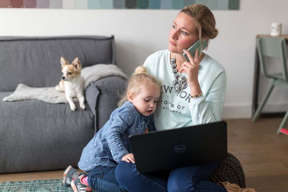 Foto van een vrouw aan de telefoon Foto van een vrouw aan de telefoon