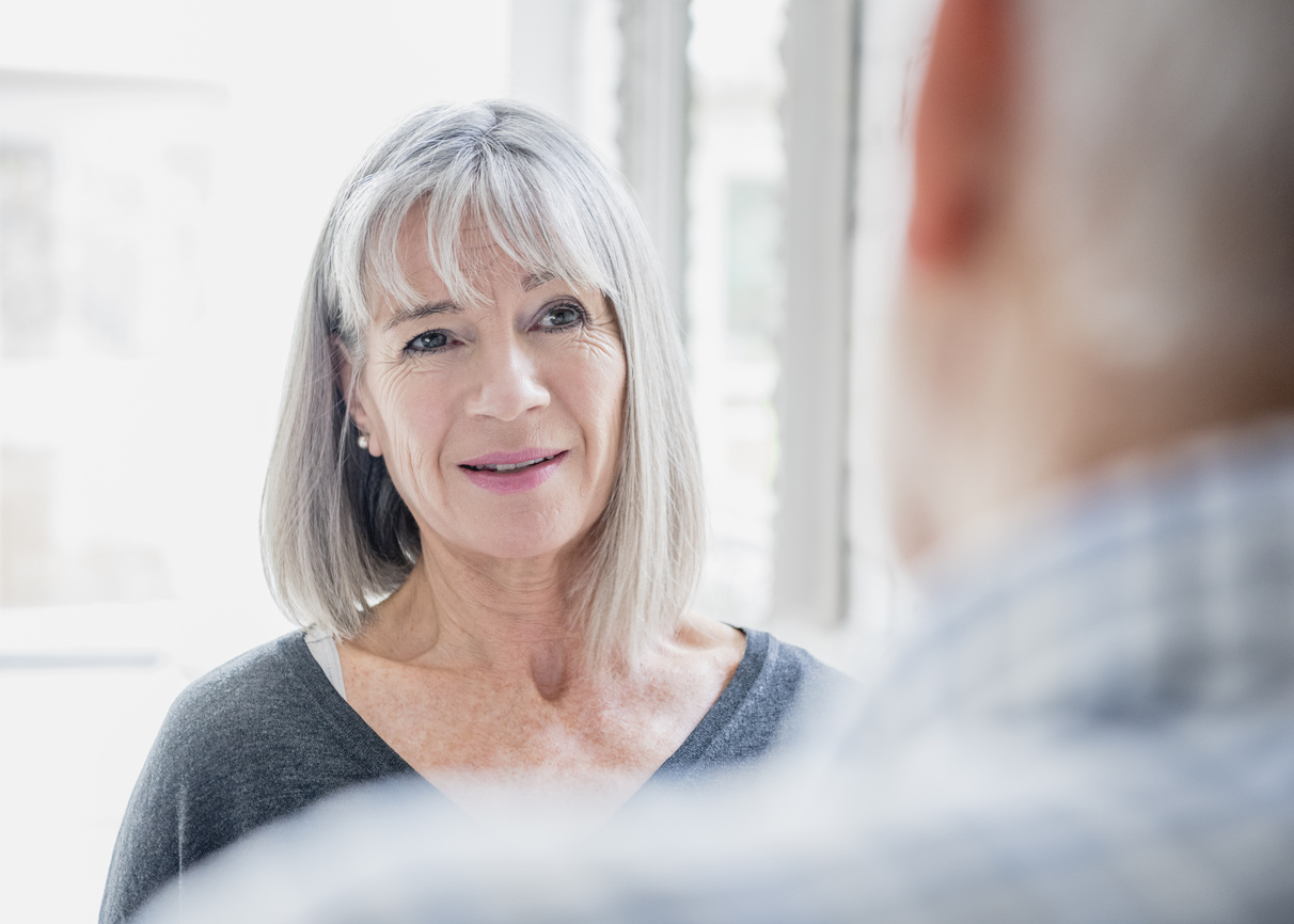 Vrouw in gesprek Vrouw in gesprek