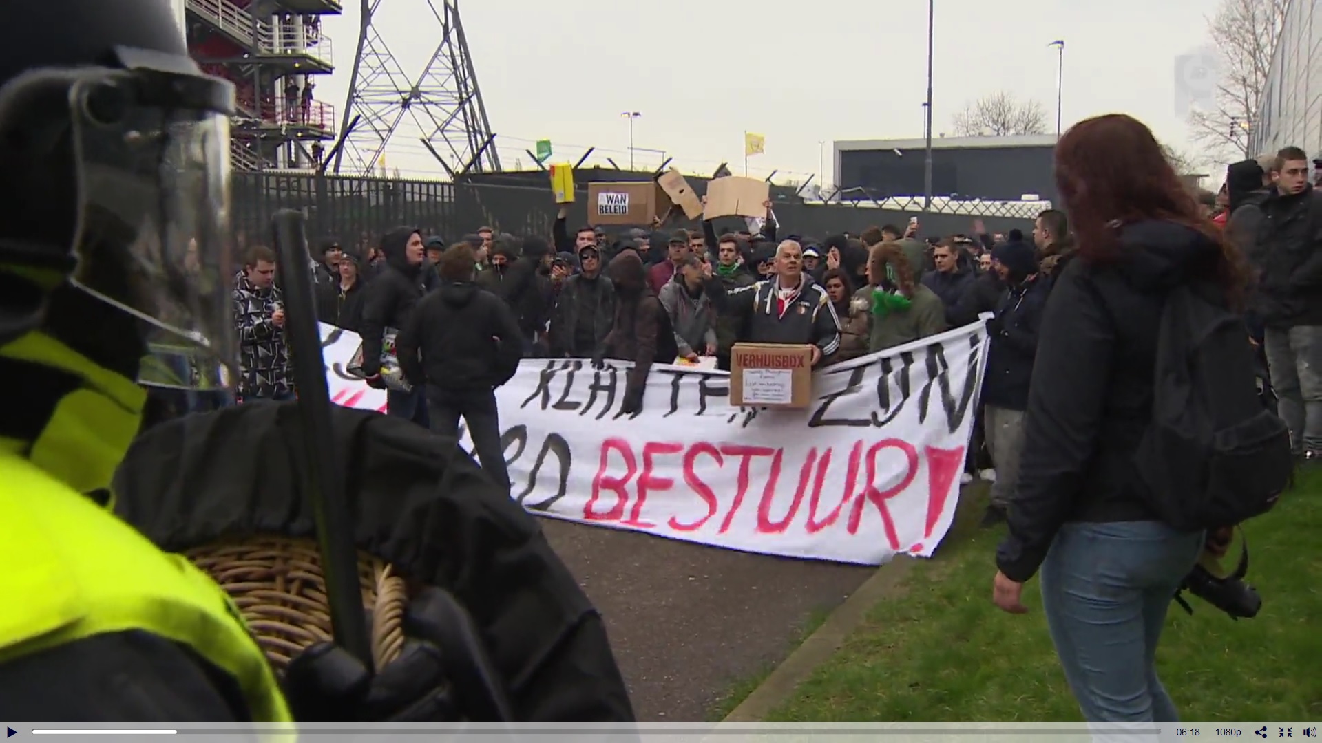 Foto: uit rapportage van RTV Rijnmond d.d. 21 februari 2016 demonstrerende Feyenoord-supporters