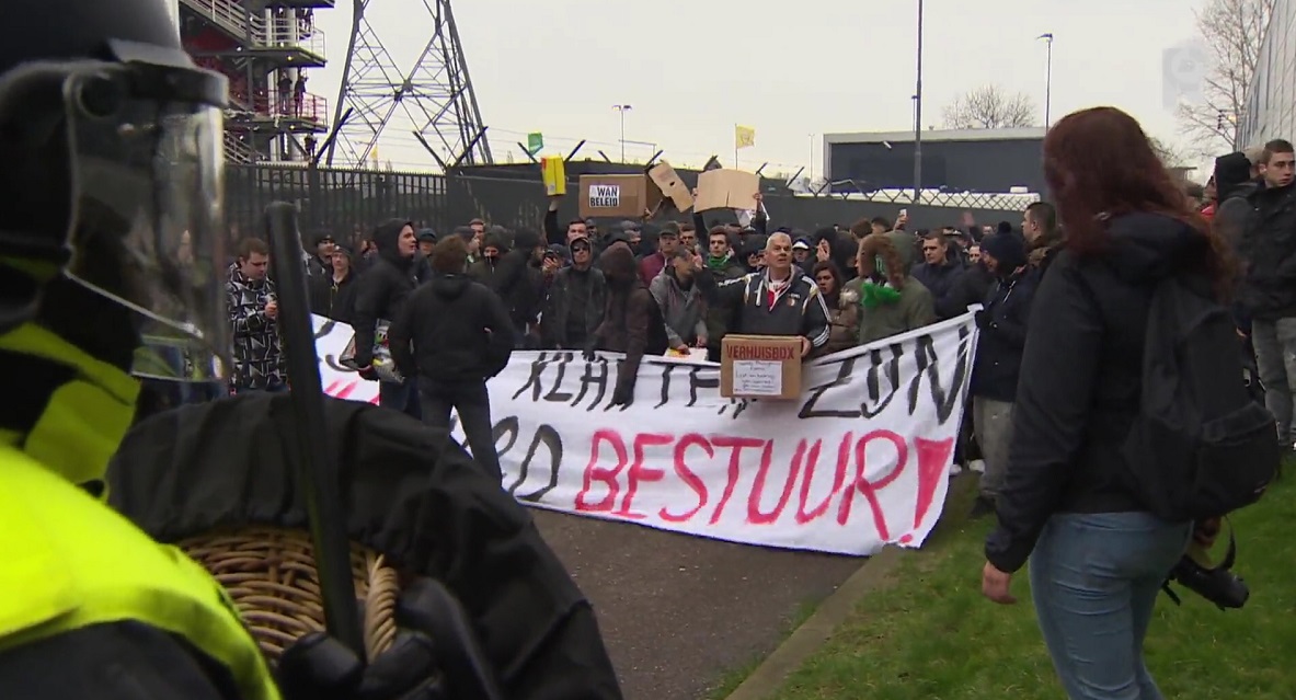 Foto: uit rapportage van RTV Rijnmond d.d. 21 februari 2016 demonstrerende Feyenoord-supporters
