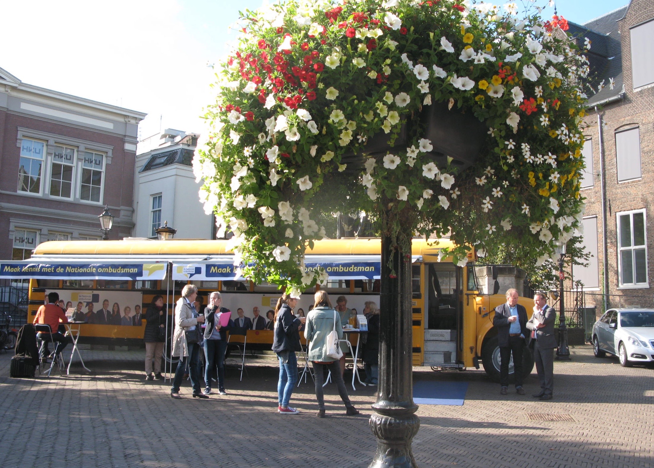 Foto van de gele Amerikaanse schoolbus van de Nationale ombudsman tijdens zijn tour in Utrecht