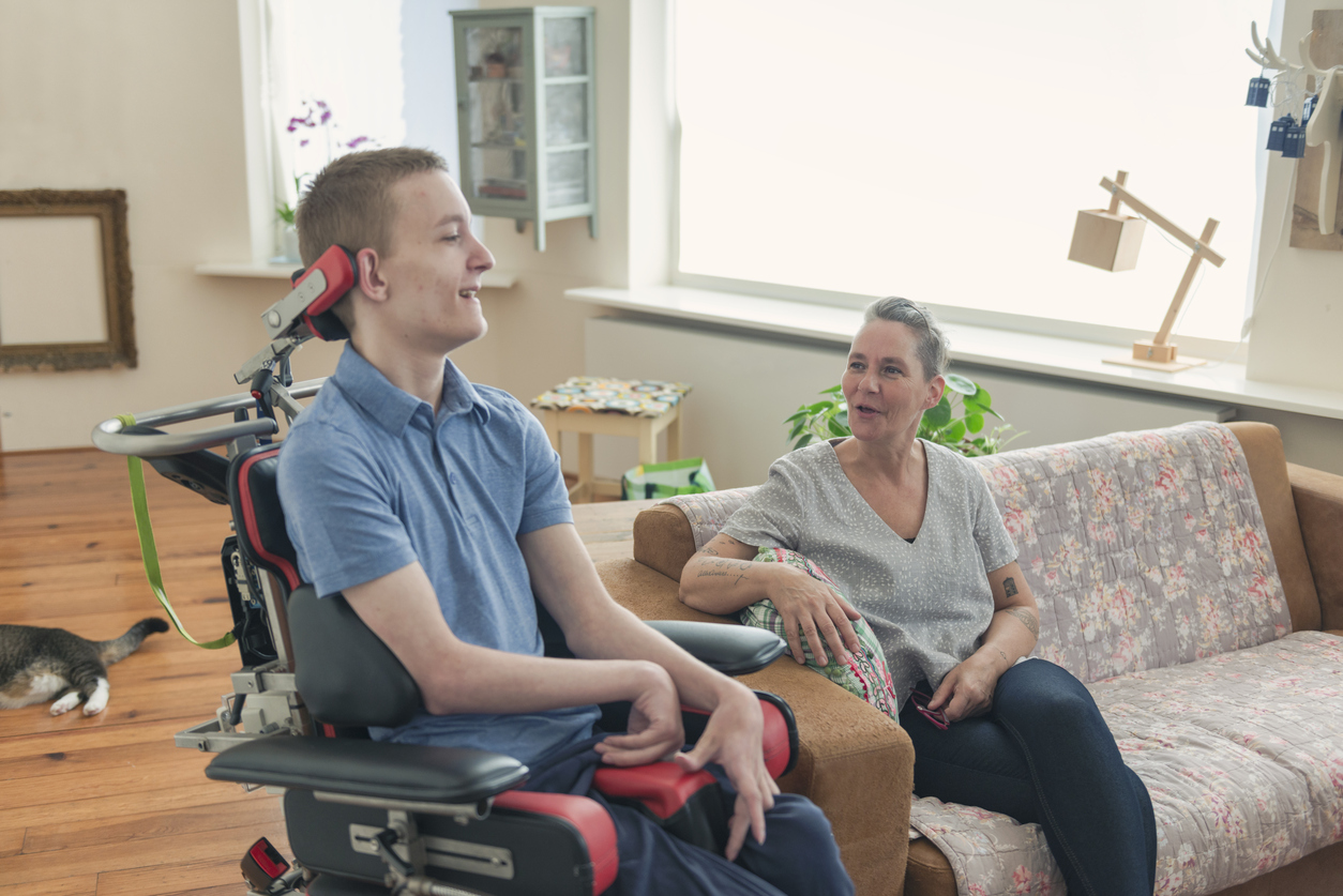 Foto van een jongen in een elektrische rolstoel Foto van een jongen in een elektrische rolstoel
