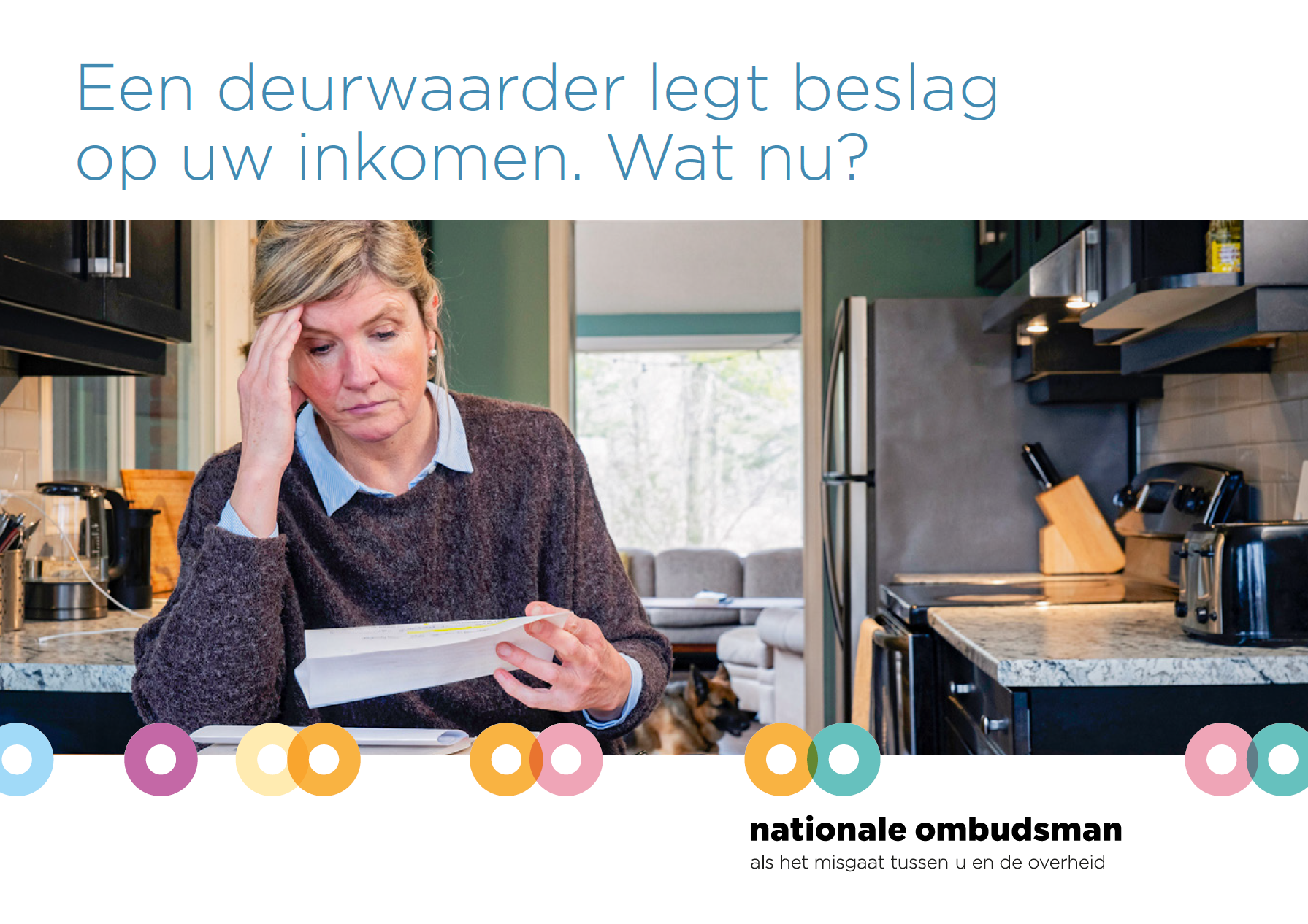 Een bezorgde vrouw zit achter de keukentafel met een rekening in haar hand