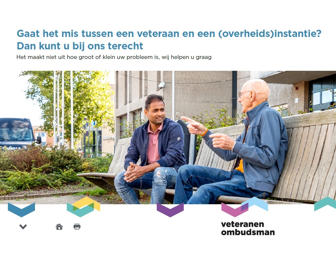 Gaat het mis tussen een veteraan en een (overheids)instantie twee mannen op een bankje als voorkant folder Veteranenombudsman