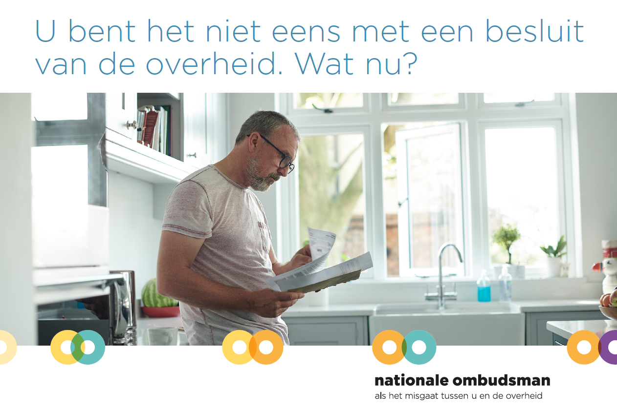 Een man staat in de keuken en kijkt bezorgd naar een brief