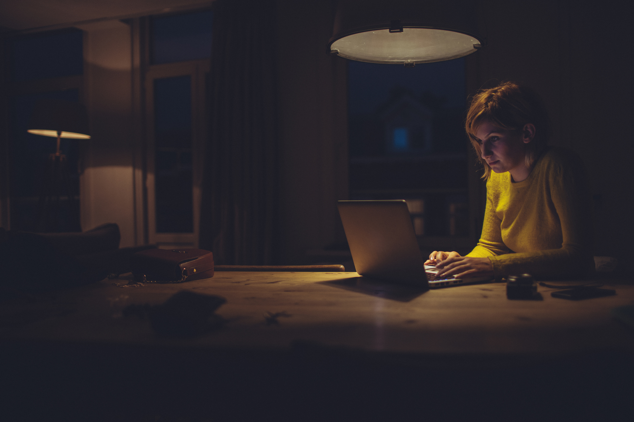 foto van een vrouw met een laptop