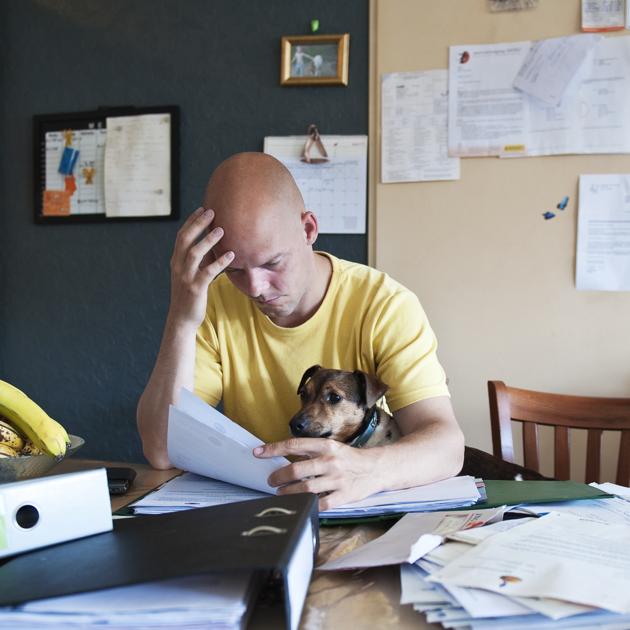 Foto van een man met administratie Foto van een man met administratie