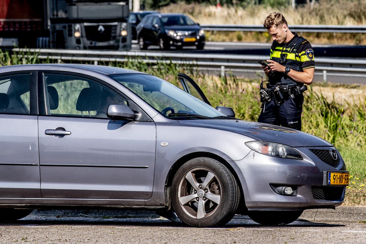 Politieagent schrijft een bekeuring