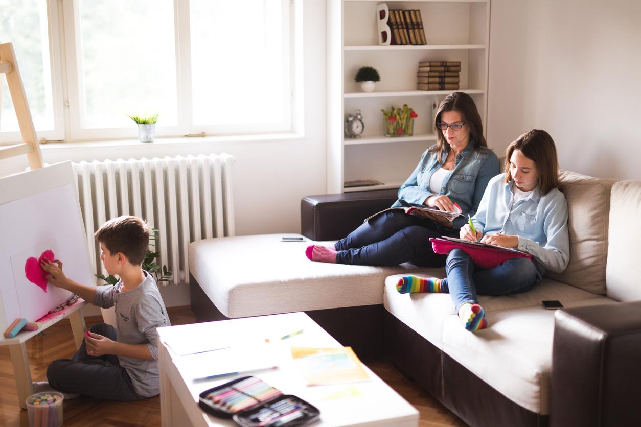 Moeder alleen met kinderen in woonkamer