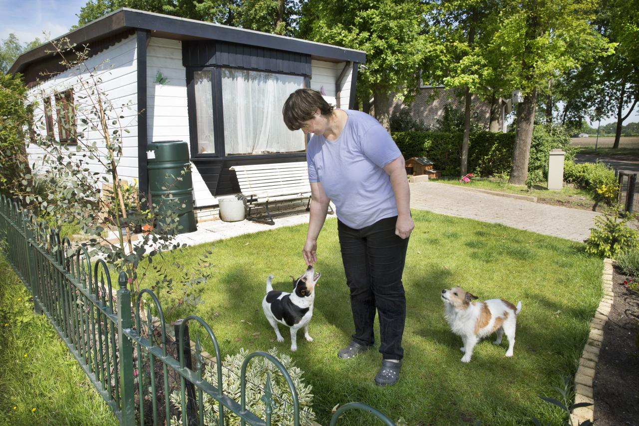 Vrouw bij vakantiehuis