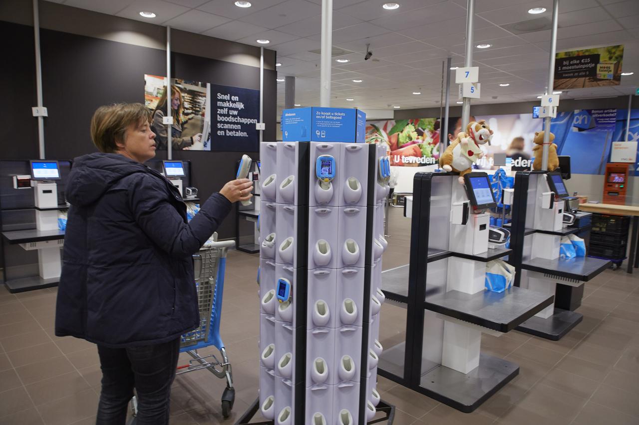 Een mevrouw bij de zelfsscan in de supermarkt