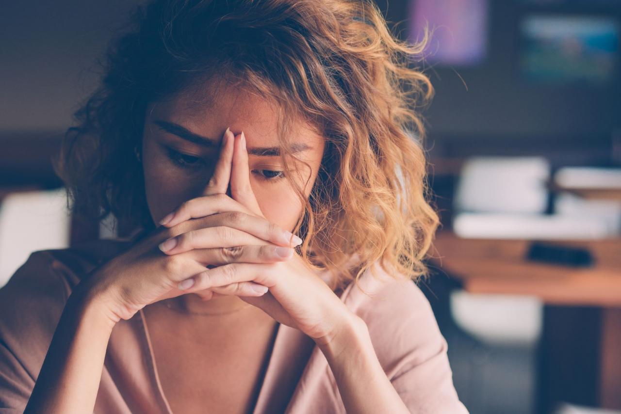 Jonge vrouw met zorgelijke blik