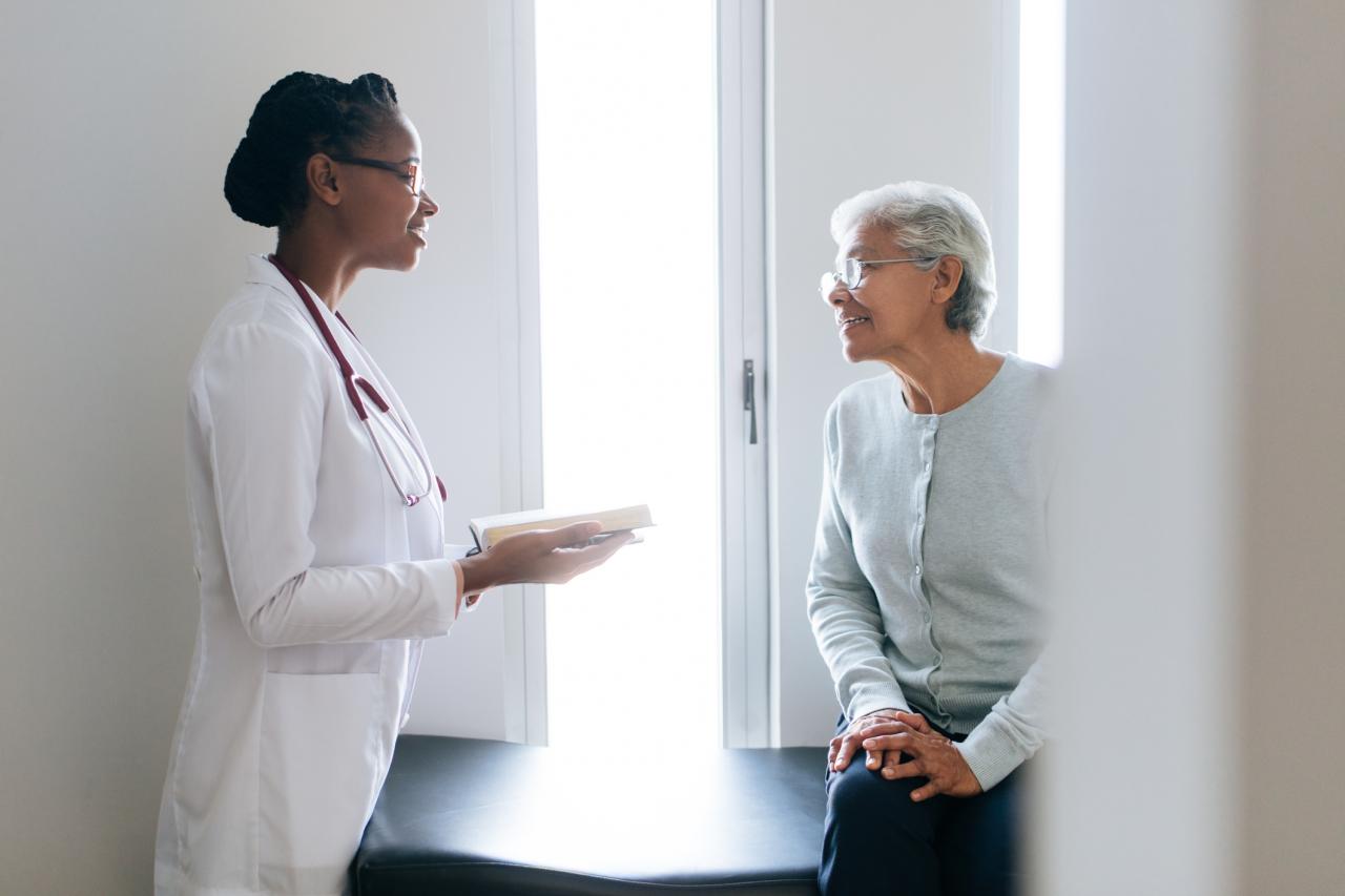 Dokter in gesprek met een mevrouw