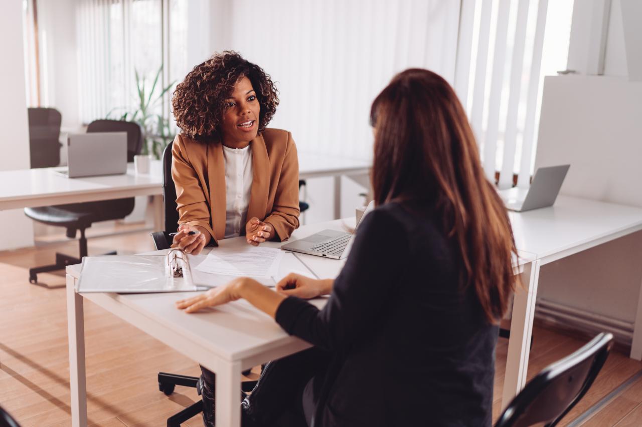 Twee vrouwen in gesprek cliëntondersteuning