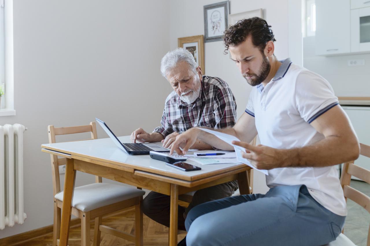 Twee mannen bekijken samen de financiën