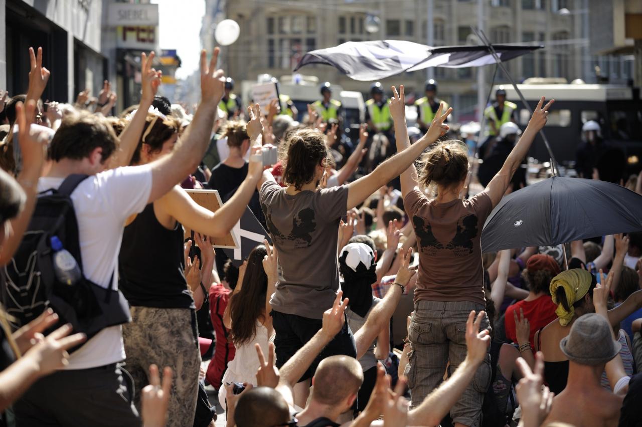 Een groep personen aan het demonstreren van achteren gefotografeerd.