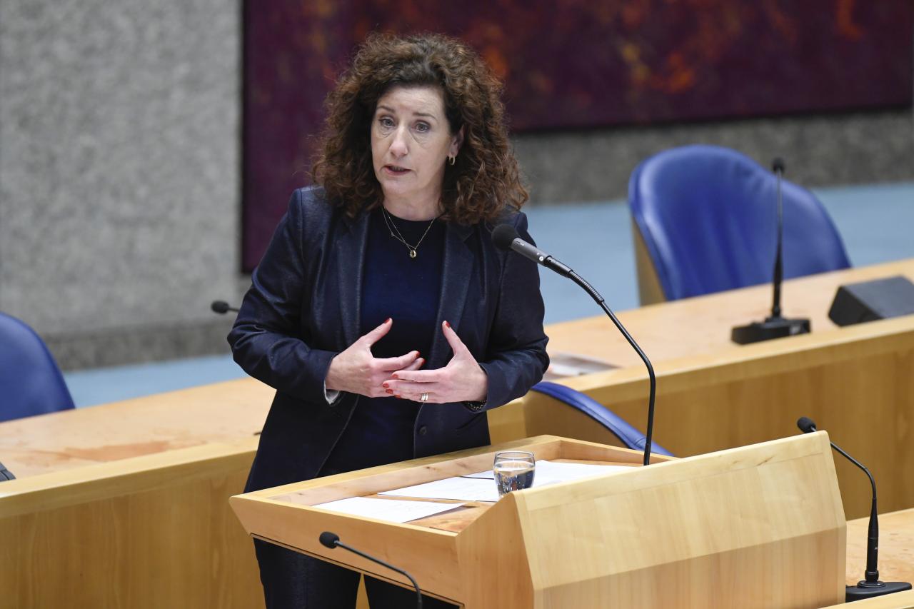 Voormalig minister van Onderwijs, cultuur en wetenschap spreekt in 2020 de Tweede Kamer toe. Ingrid van Engelshoven is een vrouw van middelbare leeftijd met bruin, krullend haar.